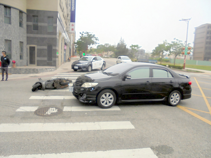 金湖分局提醒民眾車輛行經交岔路口時，應做好速度管理，並依路權劃分優先順序，以確保交通安全。（金湖分局提供）