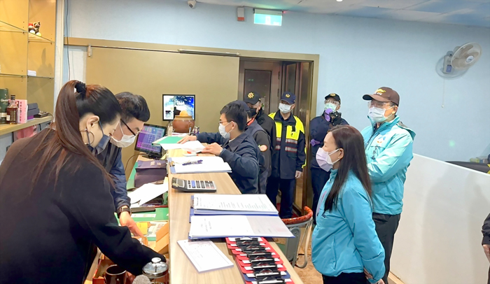 金門縣政府昨發動高風險場所(域)相關人員COVID-19疫苗接種聯合稽查情形。(金門縣政府提供)