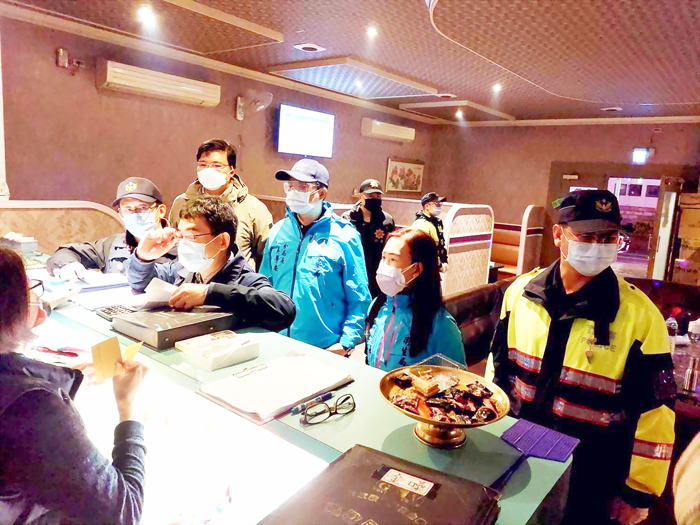 金門縣政府昨發動高風險場所(域)相關人員COVID-19疫苗接種聯合稽查情形。(金門縣政府提供)