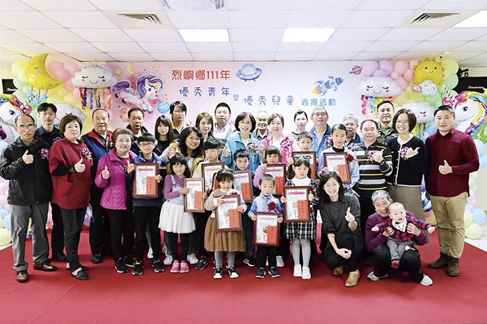 烈嶼鄉公所慶祝111年青年節、兒童節，於昨（29）日辦理111年青年節優秀青年暨優秀兒童表揚活動，共計表揚8名優秀青年及28名優秀兒童，其中1位優秀青年同時接受縣級表揚。（烈嶼鄉公所提供）