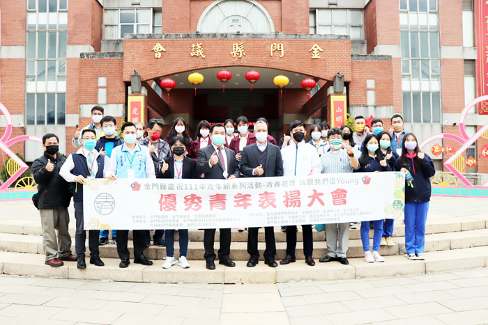 金門縣一一一年優秀青年學生昨至議會拜會及座談,議會秘書長翁自保代表議長洪允典歡迎到訪。(議會提供)