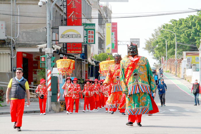 雲林麥寮拱範宮開基媽祖分靈駐駕於南門天后宮,昨日在金城城區遶境祈福。(南門天后宮提供)
