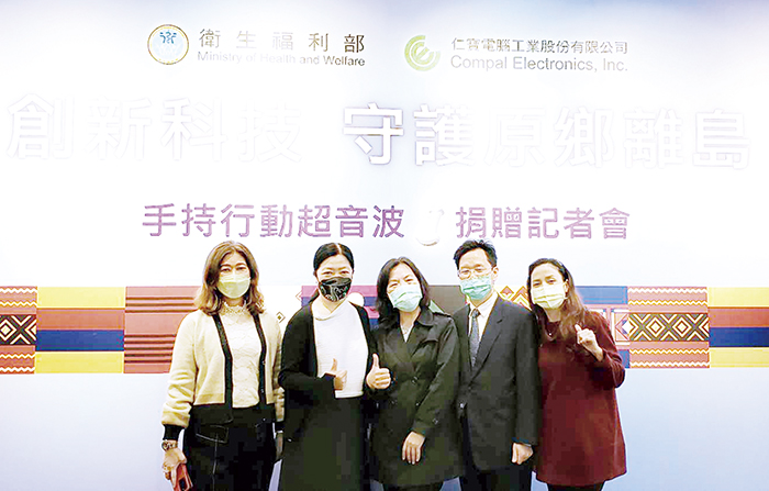 衛生局長李錫鑫（右二）出席仁寶電腦捐贈手持式無線超音波記者會。（衛生局提供）