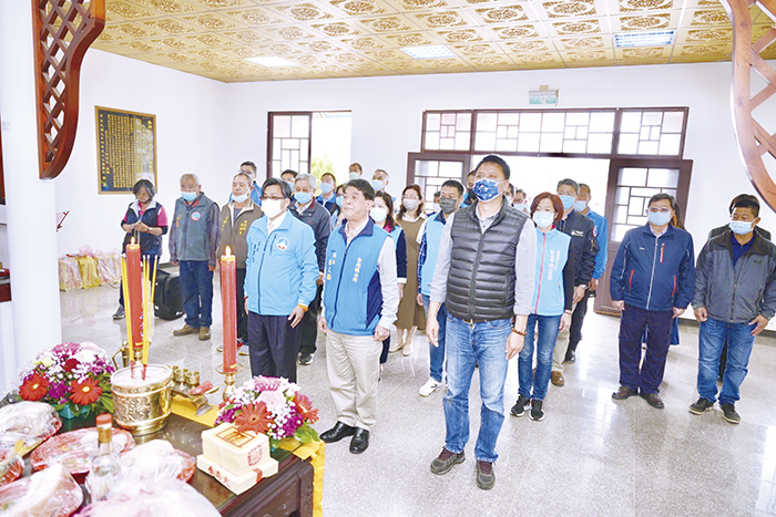 金湖鎮春祭典禮假金湖民眾公墓祭祀廳舉行，由金湖鎮長陳文顧主祭、代表會主席蔡乃靖等主官陪祭，向先賢靈位上香、獻花及行禮致敬，場面莊嚴肅穆。（金湖鎮公所提供）