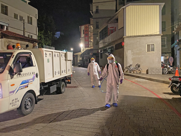 金門首例確診,衛生局連夜展開清消作業。(縣府提供)