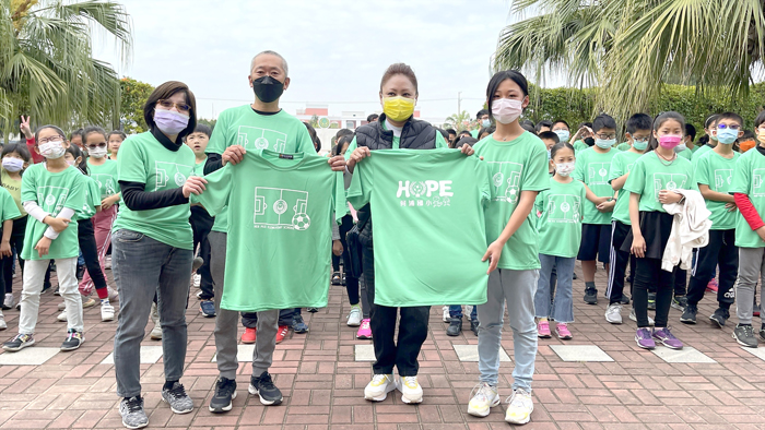 HOPE兒童節快樂!何浦國小家長會昨由會長王詩智代表到校致贈紀念服給每一位學童作為兒童節禮物。會長也掏腰包致贈兒童節加菜金,向孩童賀佳節。(陳麗妤攝)