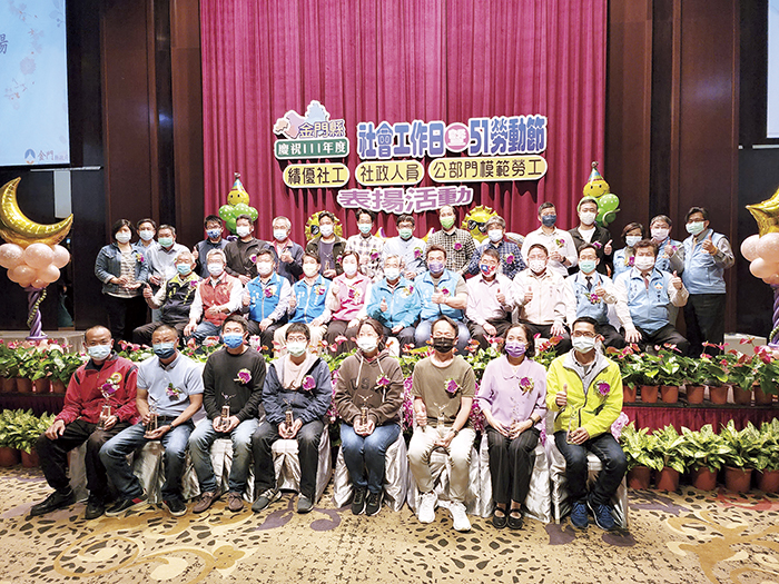 縣府公部門模範勞工，今年共39位獲獎，會後大合影。（許峻魁攝）