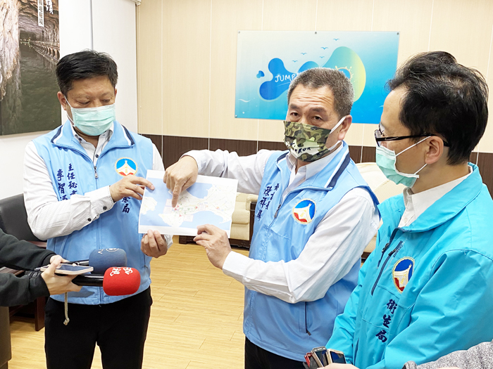 針對金門新冠肺炎確診個案最新足跡調查，縣府秘書長陳祥麟（中）昨日傍晚再偕衛生局長李錫鑫（右）、縣警局主秘李智源（左）公布確診者疫調足跡。（翁維智攝）