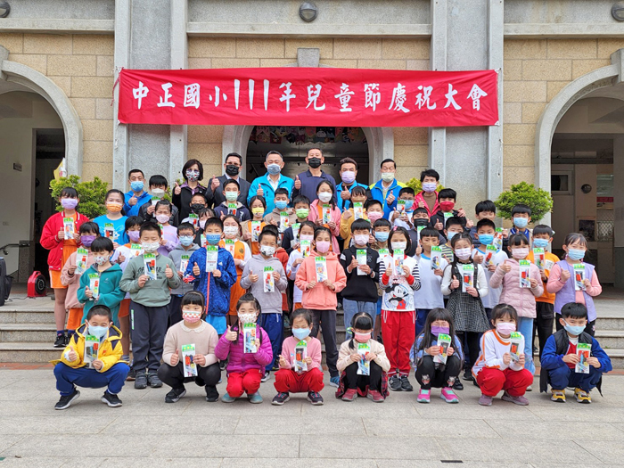 東文董事長李聖文（最後排左三）提供地區學童兒童節禮物，縣長楊鎮浯（最後排左四）代表轉贈。（許峻魁攝）