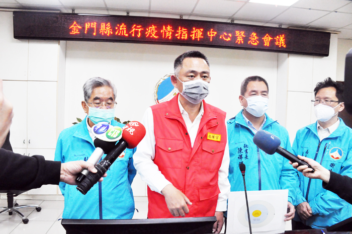 縣長楊鎮浯昨主持記者會說明為居家隔離轉陽之個案，請民眾勿恐慌。（楊水詠攝）