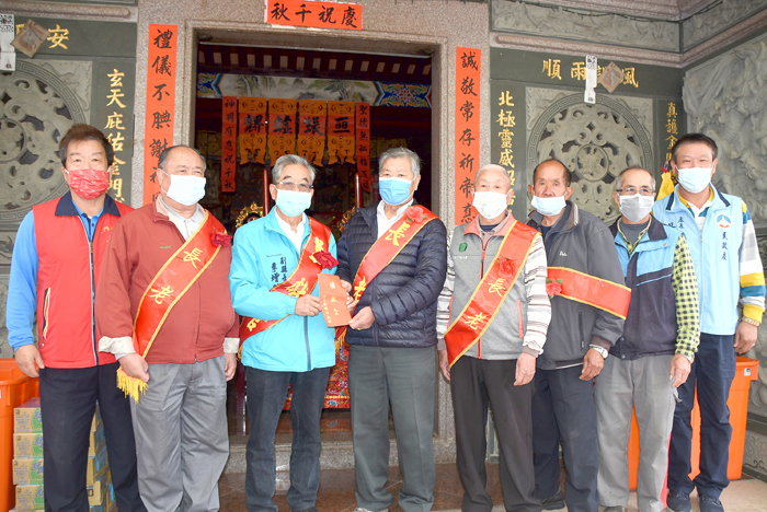 副縣長李增財率縣府行政團隊前往真武廟拈香致敬。
（陳冠霖攝）