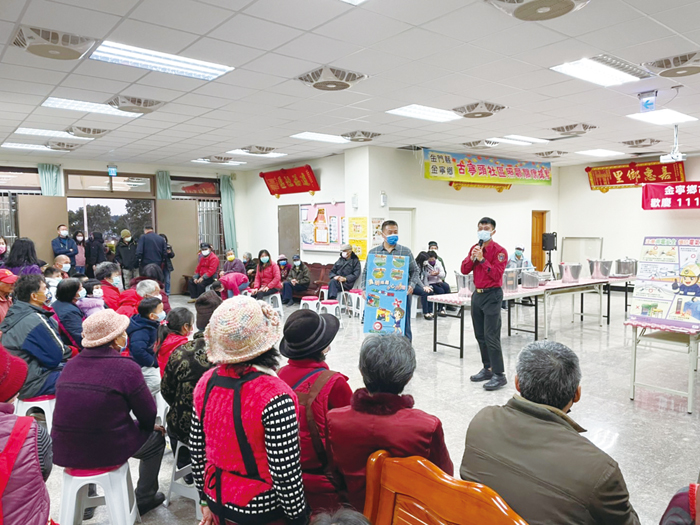 金寧消防分隊偕同金寧防火宣導隊與金寧鄉公所聯手出擊,提醒民眾注意「4不2記得」要領。(縣消防局提供)