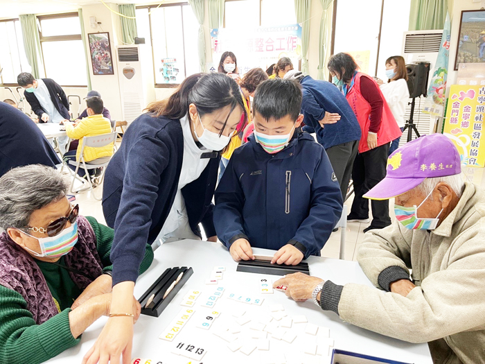 金大護理學系、金寧衛生所、金寧鄉公所與古寧頭社區發展協會等單位合作,在古寧頭社區舉辦「高齡友善社區‧世代融合、一『七』『嗨』『拉』」活動。(金大提供)