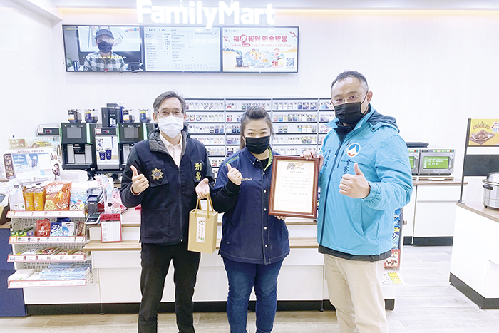 銀行行員及超商店員機警熱心，與警方共同攔阻詐騙，金湖分局分局長曾冠螢由偵查隊長林練雄、金湖派出所長謝承宏陪同前抵銀行及超商頒獎感謝。（金湖分局提供）