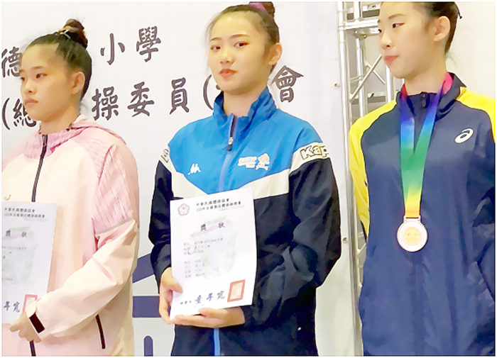 體操隊選手洪翊甄(中)。(金門高中提供)