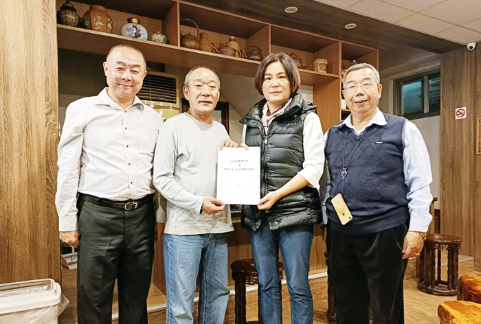 陳玉珍國會辦公室與「立和通商」集團簽訂備忘錄,從今年四月一日起將提供鄉親赴台轉診就醫免費住宿關懷服務。
(立委陳玉珍國會辦公室提供)