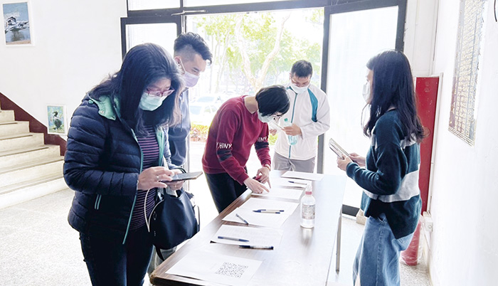 金門縣政府昨舉辦111年員工協助方案:疫情下的伴侶關係經營講座活動,圖為參加員工報到及講師王國仲分享疫情對婚姻關係的影響和經營之道,找到伴侶疫情下的生活幸福。(楊水詠攝)