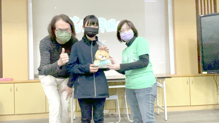 「花帔阿獺」校園巡迴放映日前假何浦國小辦理，導演楊仁賢及團隊全程陪伴小朋友們觀賞，並透過問答致贈周邊商品。（陳麗妤攝）