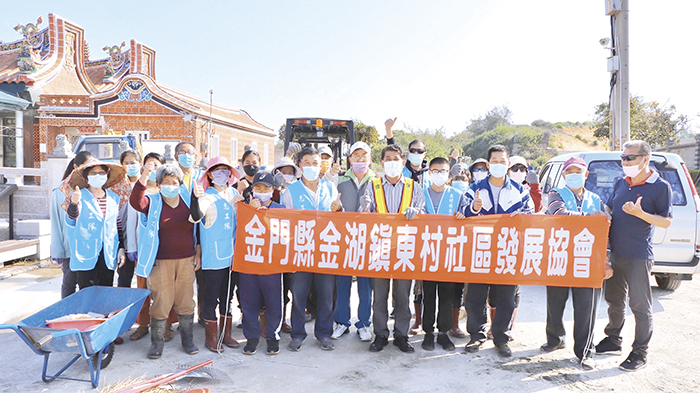 金湖鎮社區環境清潔日,鎮長陳文顧與志工一起打掃消毒環境。
(金湖鎮公所提供)