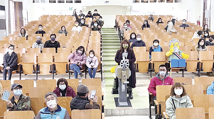 人生無限系列講座登場，藍駱駝帶民眾在金東戲院內走了世界一圈；她也述說來金門、愛上金門的故事。（陳麗妤攝）