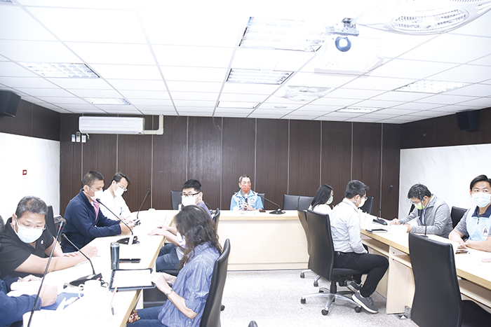 研商改善國立金門大學學生交通事故之對策,縣府昨邀集觀光、工務、交通、校外會、教育處及金門大學等相關單位召開座談會。(翁維智攝)