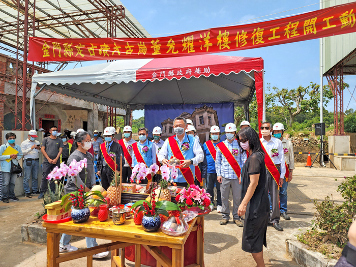 古崗董允耀洋樓修復工程,上香祝禱過程順利。(許峻魁攝)