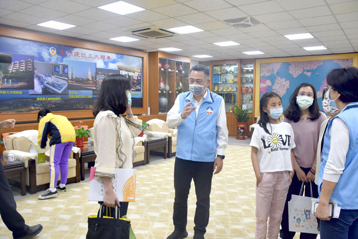 110年全國語文競賽金門縣有3位競賽員獲得特優的殊榮,縣長楊鎮浯昨親自嘉許3名特優競賽員的卓越表現,除了代頒教育部獎座,也感謝2名指導老師為語文教育的努力與付出。(翁維智攝)