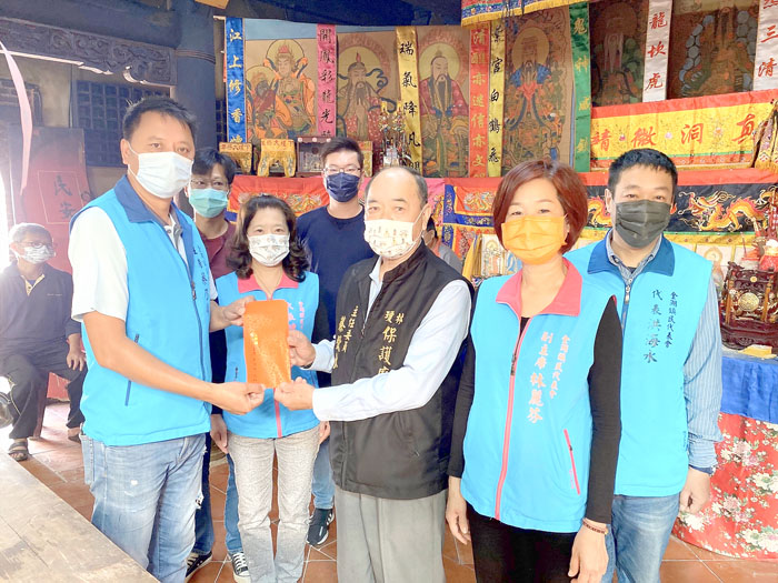 瓊林保護廟熱鬧慶祝保生大帝聖誕千秋，金湖代表會主席蔡乃靖主持獻典儀式，並敬獻爐敬金。
（金湖鎮公所提供）