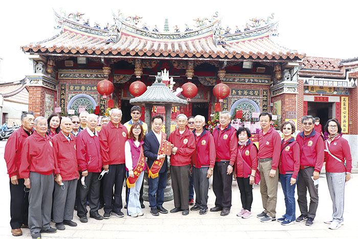 金門縣議會議長洪允典偕議員昨前往金沙鎮官澳龍鳳宮、沙美萬安堂、后湖昭應廟參拜，向醫神、媽祖等眾神尊祝賀聖誕千秋，祈護地方安寧，議政順利昌盛！（議會提供）