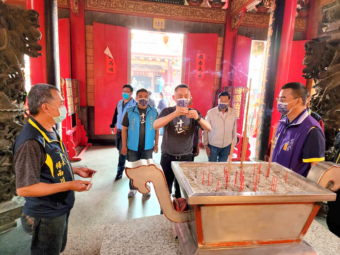 迎城隍觀光文化季，縣長楊鎮浯與鎮長李誠智等人先向城隍爺上香（許峻魁攝）