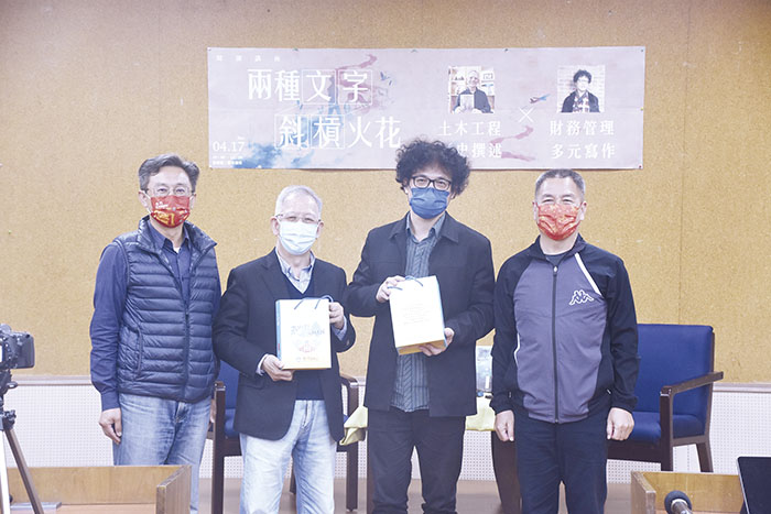 文化局「土木工程×財務管理—歷史撰述×多元寫作」閱讀講座，兩種文字、兩位在地跨領域作家，斜槓出生命火花。（翁維智攝）