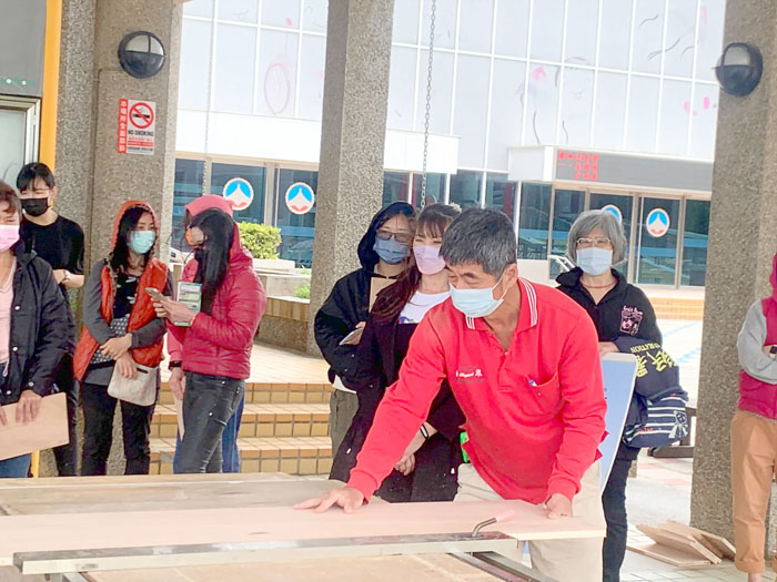 金門縣新住民家庭服務中心4月16日辦理「日常生活學習-環保美學~微型創意木工」，講師蔡聰謀帶領30位學員進入木作工藝的世界。（金門縣新住民家庭服務中心提供）