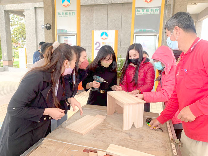 金門縣新住民家庭服務中心4月16日辦理「日常生活學習-環保美學~微型創意木工」，講師蔡聰謀帶領30位學員進入木作工藝的世界。（金門縣新住民家庭服務中心提供）