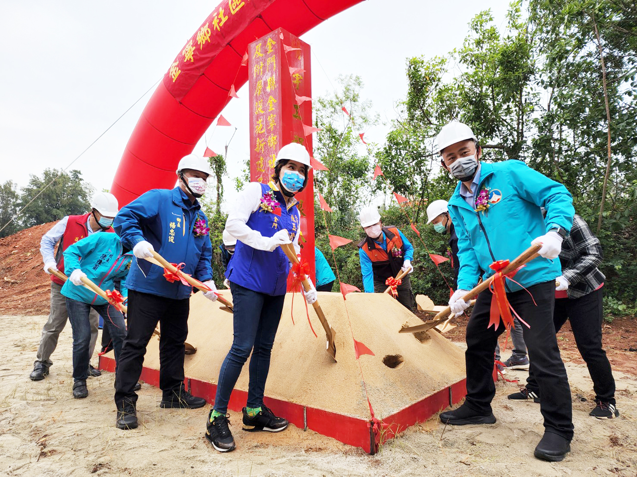 金寧鄉社區戶外籃球場動土，由縣長楊鎮浯（右）、立委陳玉珍（左）等多位貴賓持鏟動土。（許峻魁攝）