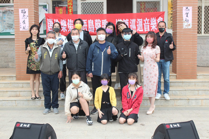 2022唐伶樂集「浯島聲歌」鄉鎮巡迴音樂會，第一場於17日15時在湖埔村公所前廣場展開，吸引當地民眾就近前往欣賞。（金門縣文化局提供）