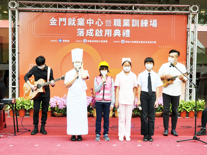 金門就服中心新大樓落成，身著各行業服裝表演，為揭牌儀式炒熱氣氛。（許峻魁攝）