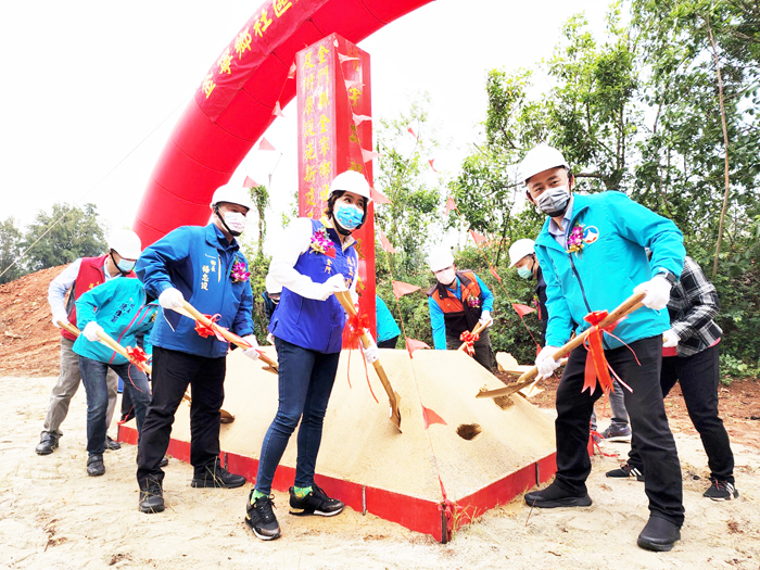 金寧鄉社區戶外籃球場動土，由縣長楊鎮浯（右）、立委陳玉珍（左）等多位貴賓持鏟動土。（許峻魁攝）