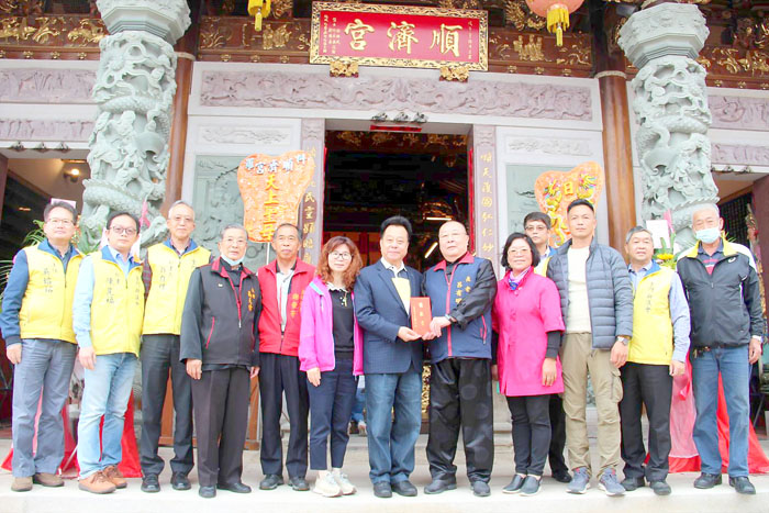 金門縣議長洪允典昨帶領議會團隊至料羅順濟宮，祝賀天上聖母聖誕千秋及護佑地方平安、居民安康。
（議會提供）