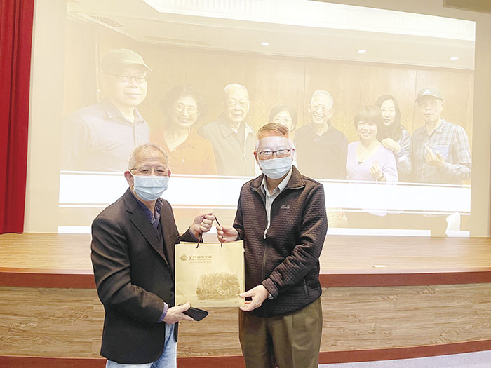 金門國家公園管理處日昨辦理「狼煙未燼」專題演講，邀請該書作者蔡榮根現身說法，吸引近滿場聽眾細細品味這位知名結構技師、土木工程博士筆下的民國近代史與金門的烽火歲月。（李增汪攝）
