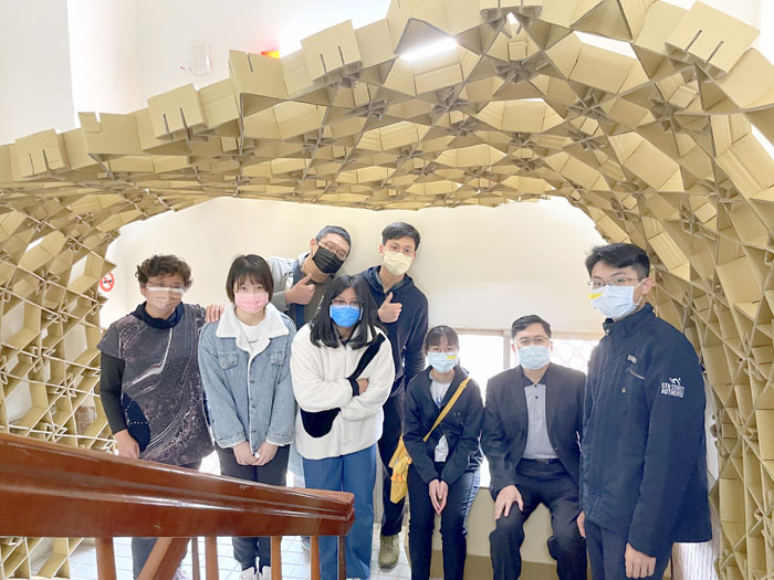 國立金門大學建築學系為增進學生的設計創作能量,即日起至4月26日在該系中庭舉辦「紙刀魔術」建構成果展。(金門大學提供)