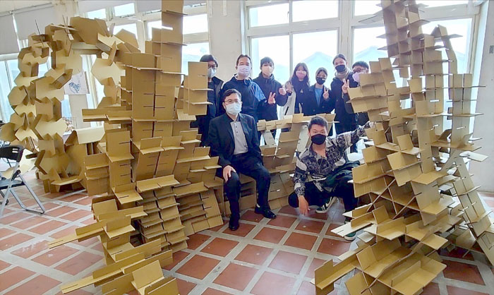 國立金門大學建築學系為增進學生的設計創作能量,即日起至4月26日在該系中庭舉辦「紙刀魔術」建構成果展。(金門大學提供)