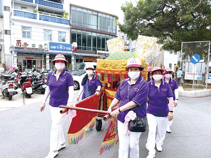 後浦大小宮廟陣頭昨日下午在街上舉行遶境，為幾位神明聯合慶生。（陳冠霖攝）