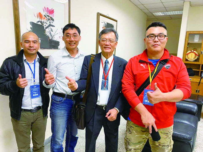 李金輝（右一）與台灣科技大學的老師同學合照。（李金輝提供）