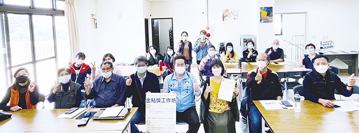 董燊與參加研習的志工幹部合影。（縣府社會處提供）