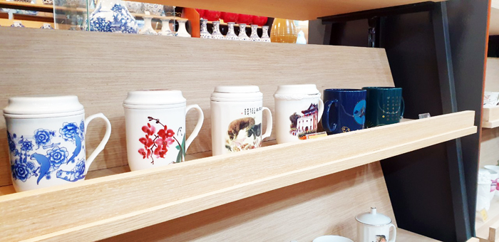 為迎合現代消費習性、促進地方經濟等,金門縣陶瓷廠推出與在地商家展售行銷方式。(陶瓷廠提供)