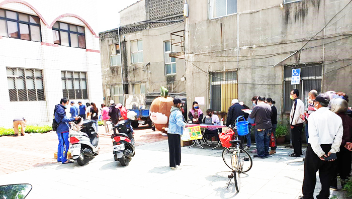 農試所首次下鄉定點提供蔬菜穴盤苗價售服務，民眾參與相當踴躍。（農試所提供）
