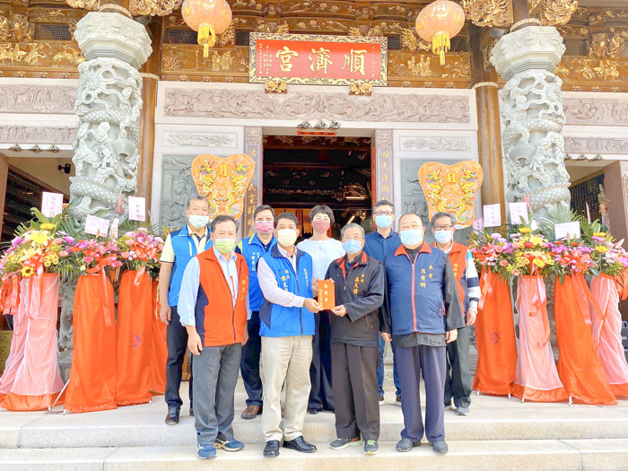 金湖鎮長陳文顧前往料羅順濟宮等廟宇上香祝禱。(金湖鎮公所提供)