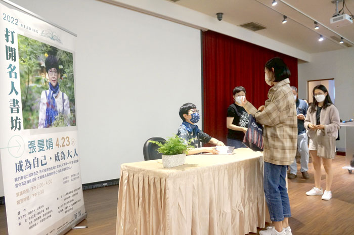 金門縣文化局與金門大學合作，今年首度籌辦「打開名人書坊」演講活動，昨（23）日假金門大學圖資大樓楊肅斌演講廳，邀請知名作家張曼娟分享「成為自己，成為大人」。（金門縣文化局提供）