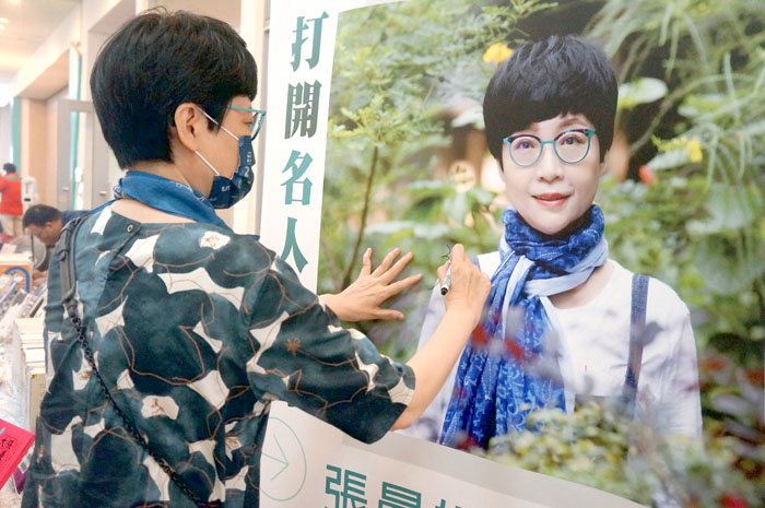 金門縣文化局與金門大學合作，今年首度籌辦「打開名人書坊」演講活動，昨（23）日假金門大學圖資大樓楊肅斌演講廳，邀請知名作家張曼娟分享「成為自己，成為大人」。（金門縣文化局提供）