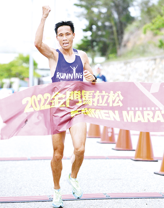二○二二金門馬拉松比賽，何盡平摘下全馬男子組冠軍。（楊水詠攝）